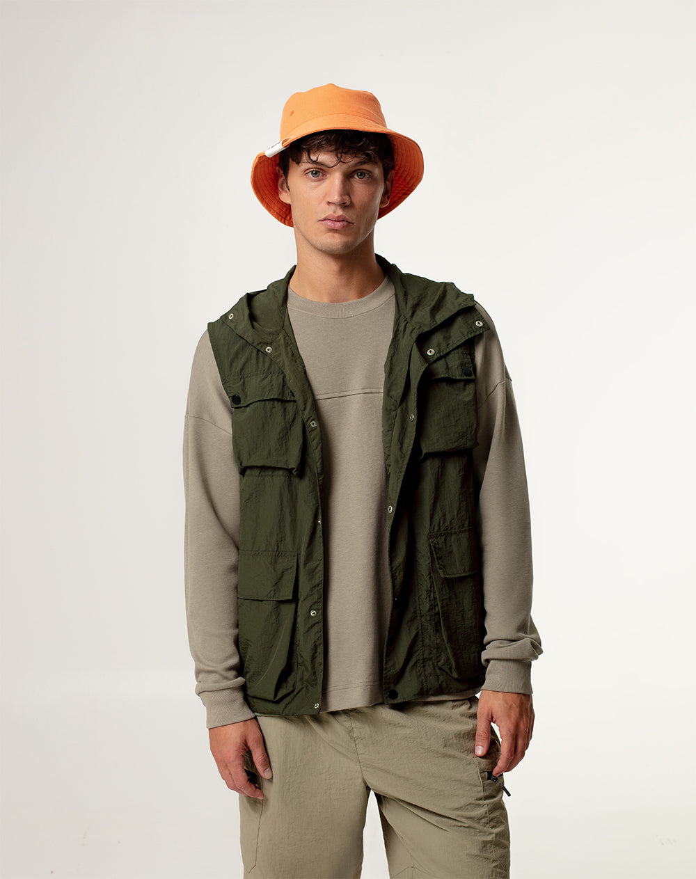 Chaleco regular fit con capucha verde militar