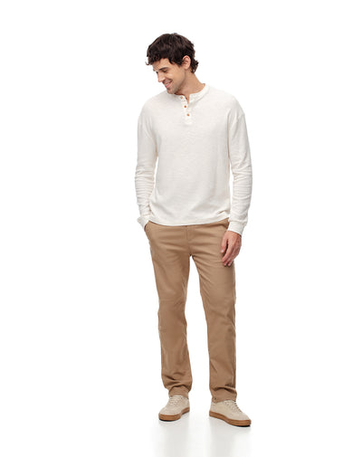 Pantalón slim fit tiro medio khaki