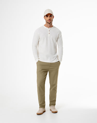 Pantalón slim fit tiro medio khaki