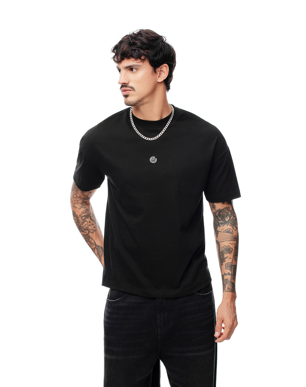 Camiseta regular fit manga corta negra