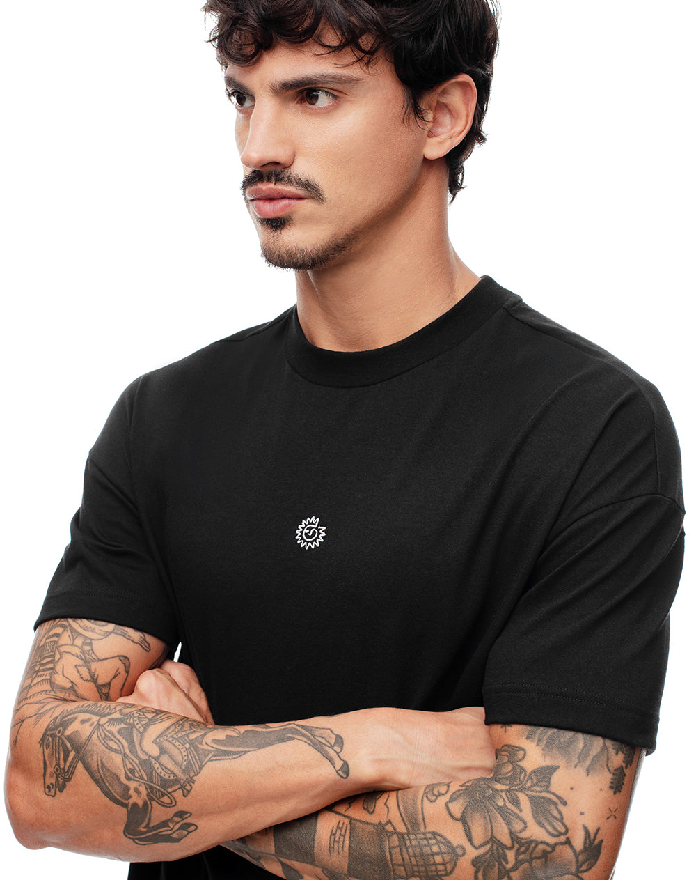 Camiseta regular fit manga corta negra