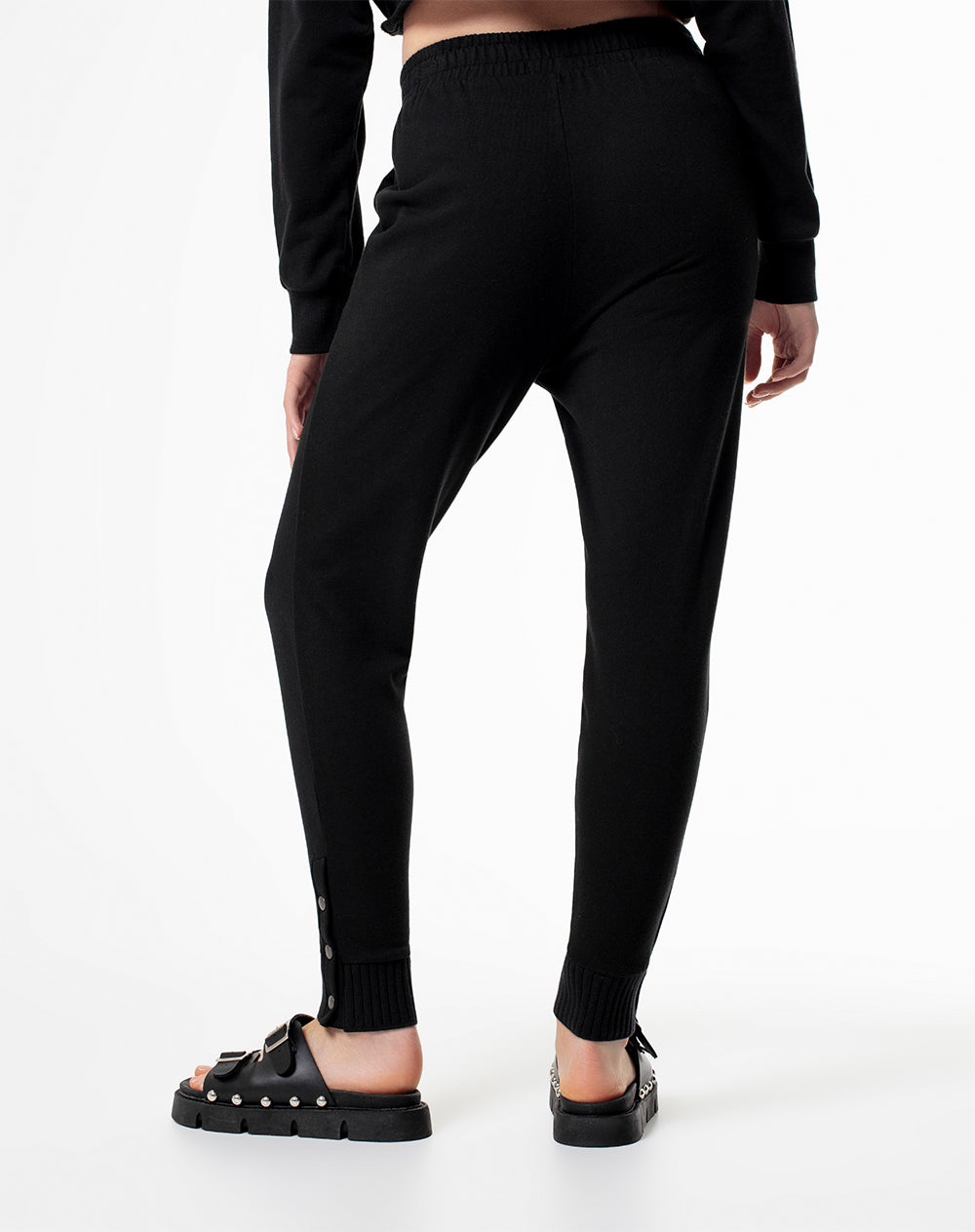 Jogger slim fit tiro medio negro