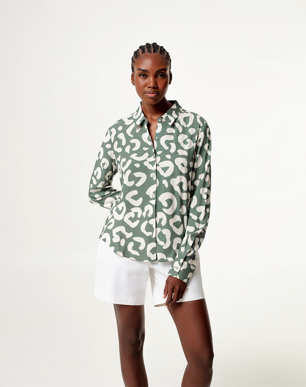 Camisa loose fit manga larga verde estampada