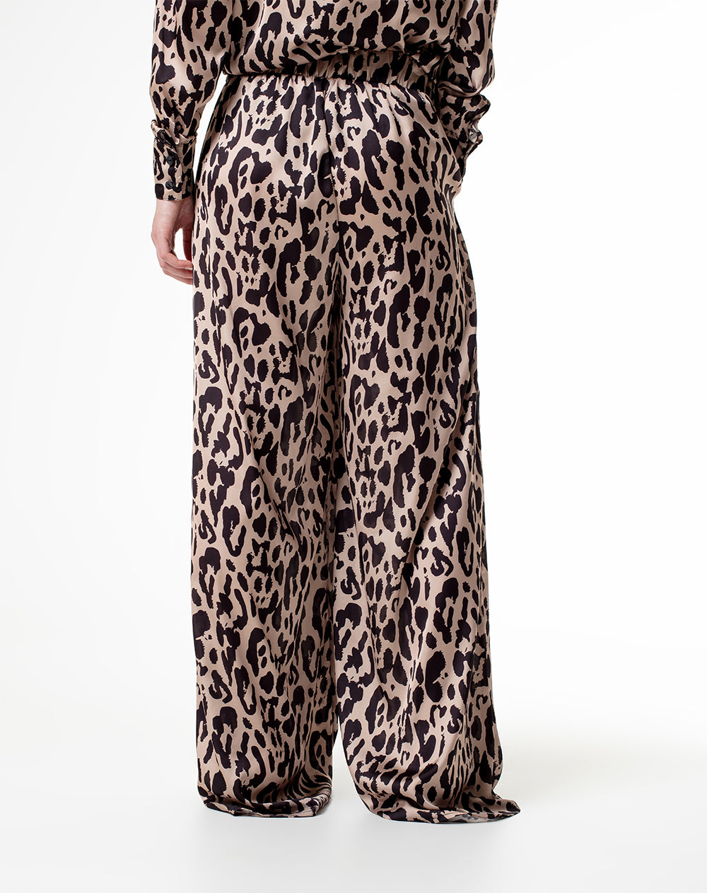 Pantalón loose fit tiro alto negro leopardo