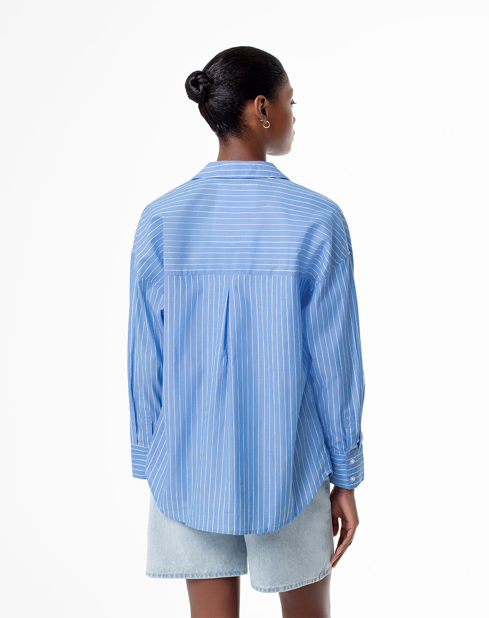 Camisa oversized fit manga larga azul con rayas