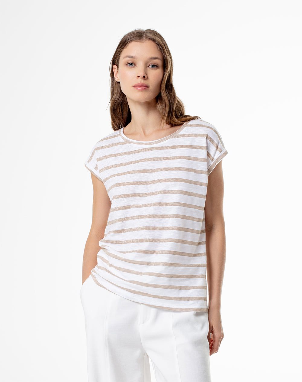 Camiseta regular fit manga corta blanca con rayas caqui