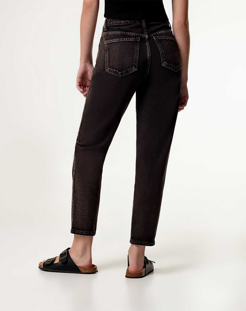 Jean mom fit fit tiro alto denim negro