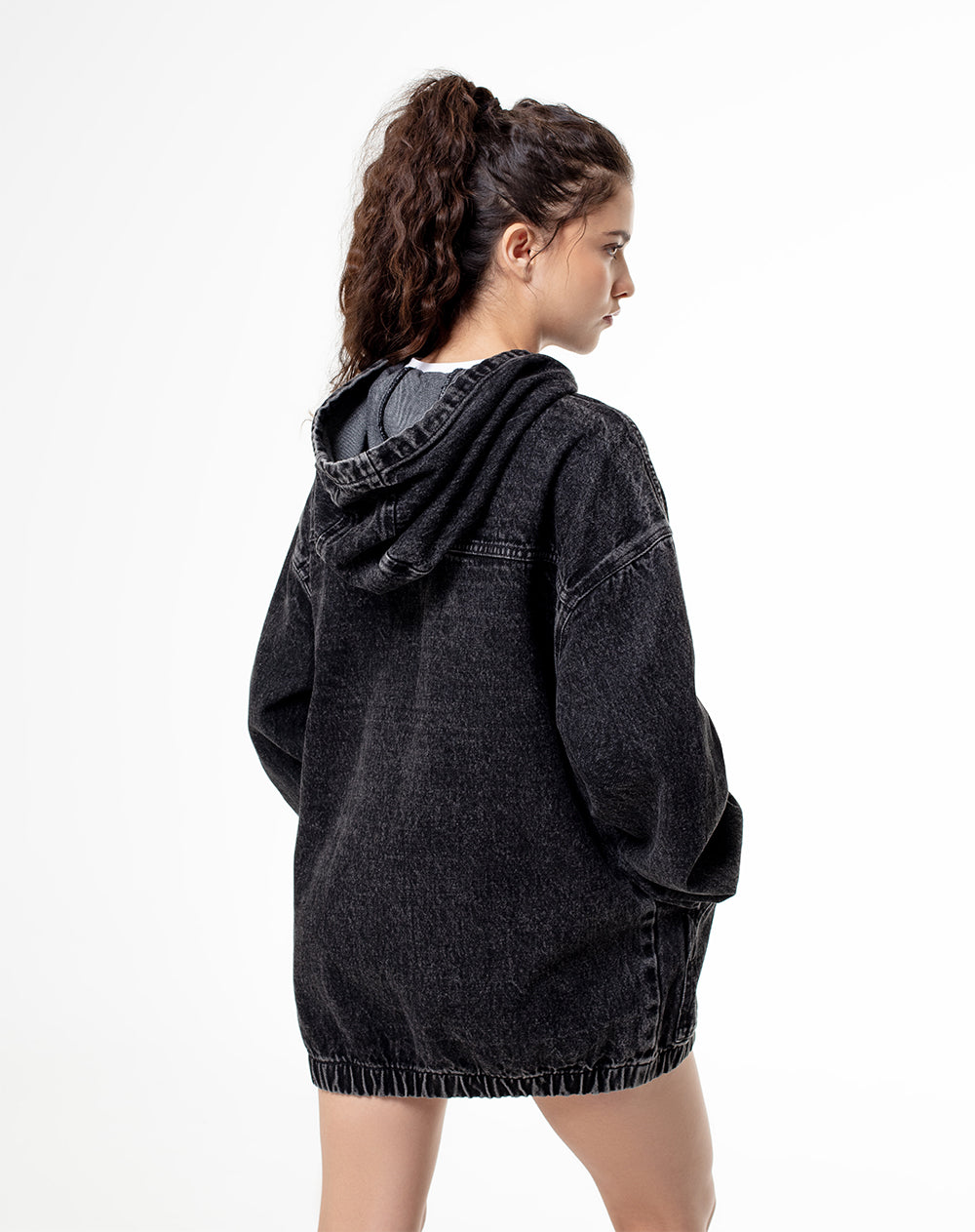 Chaqueta regular fit con capucha denim negro