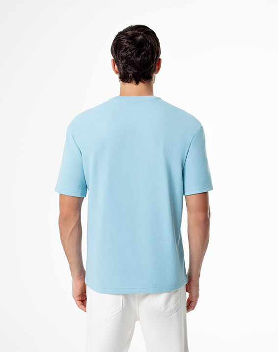 https://www.gef.co/dx/api/dam/custom/CrystalCo_CAT_AS/2023/gef/es-co/imagenes/hombres/camisetas/otomariny/566x715/camiseta-hombre-otomariny-azul-31752-espalda-gef.jpg