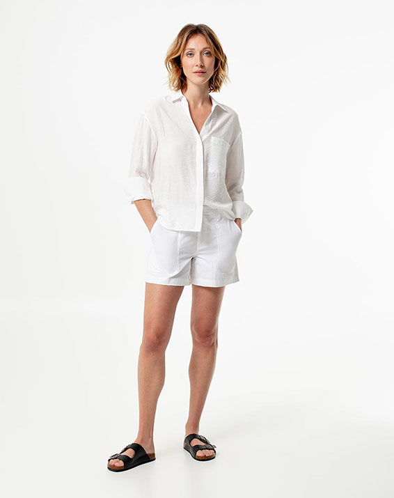 https://www.gef.co/dx/api/dam/custom/CrystalCo_CAT_AS/2023/gef/es-co/imagenes/mujeres/camisas/lelis/566x715/camisa-mujer-lelis-blanco-908-frente-gef.jpg