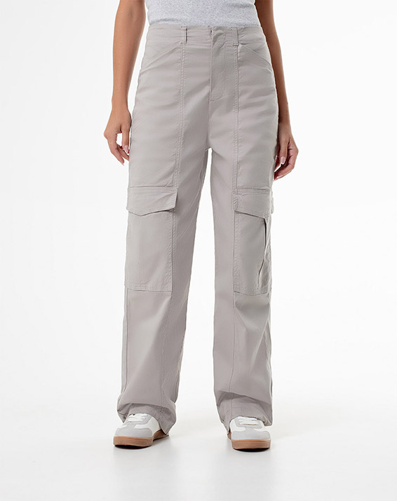 Da clic para ver los outfits con pantalón gris  Pantalon gris mujer, Como  combinar pantalon gris, Pantalón gris
